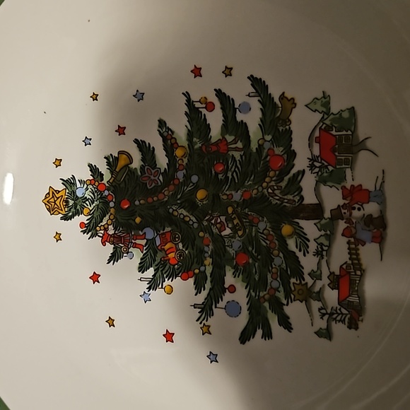 Christmas in the park dinner plate Christmas tree in the middle green rime - Picture 2 of 8